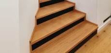 Schody dębowe z czarnym lakobelem (na betonie) - dół