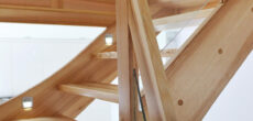 Schody z naturalnego jesionu, samonośne - detal